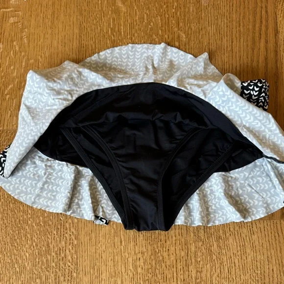 Black and White Patterned Swim Skirt - Picture 4 of 4